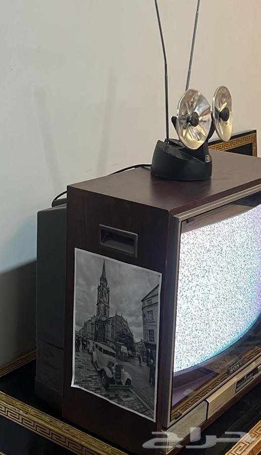 An old clean Sony TV, looks very nice.63197858086657112