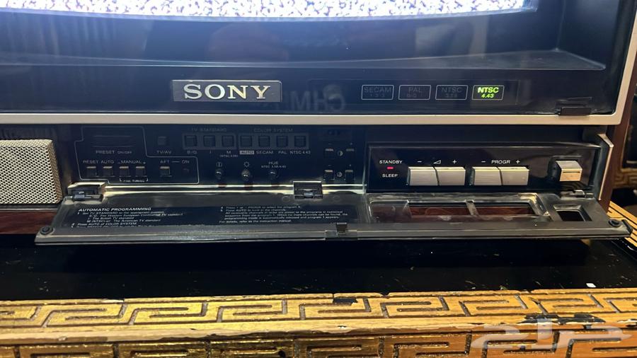 An old clean Sony TV, looks very nice.63197858086657114