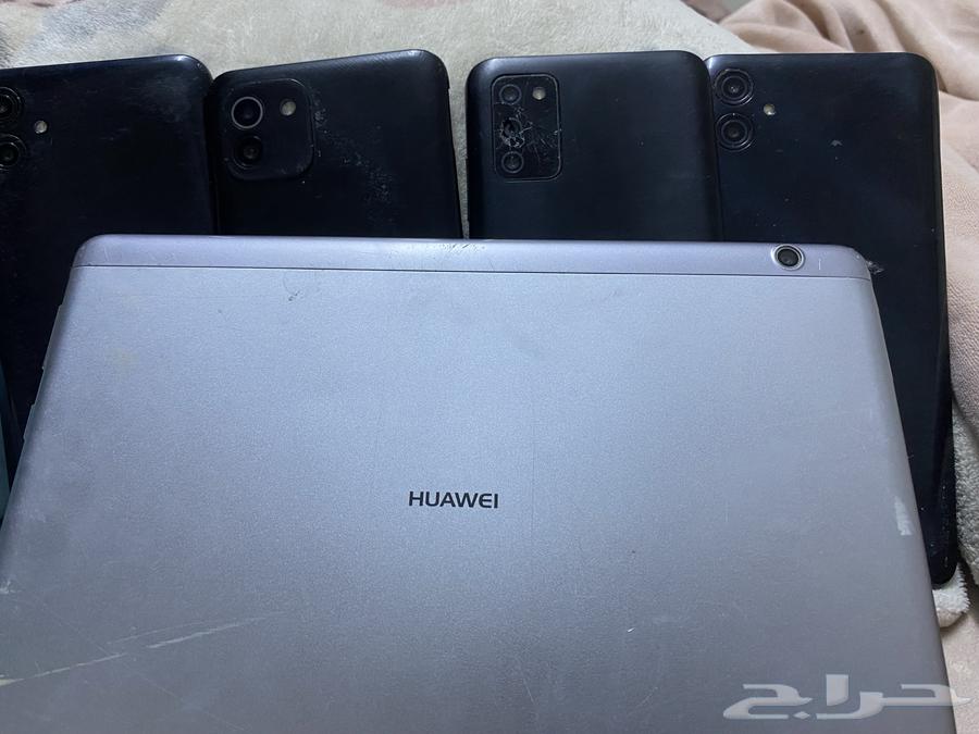 The displayed phones and one iPad all need screen replacements for sale63516627481090111