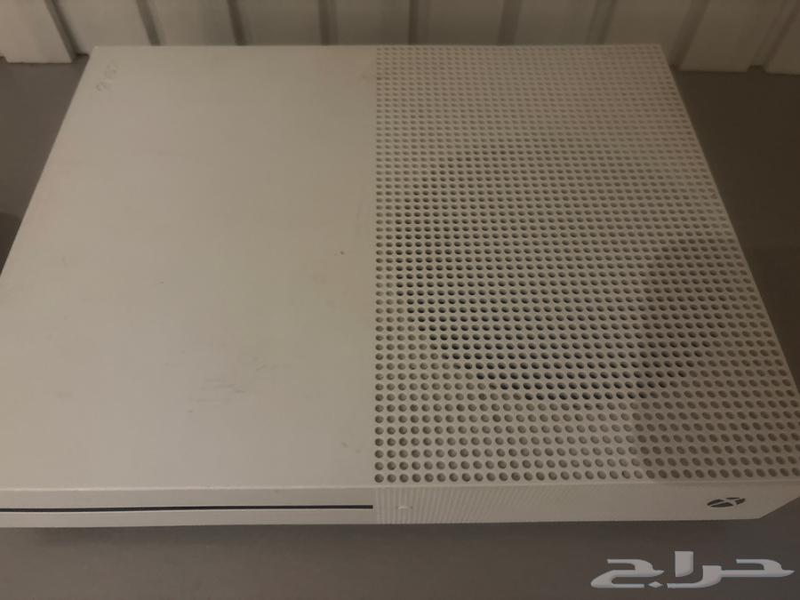 Xbox One with two clean controllers63187448593411111