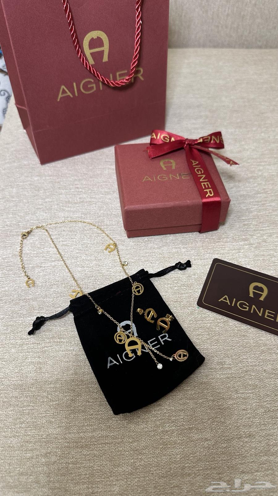 Gifts, rings, and high-quality branded accessories at a discounted price63185458926851111