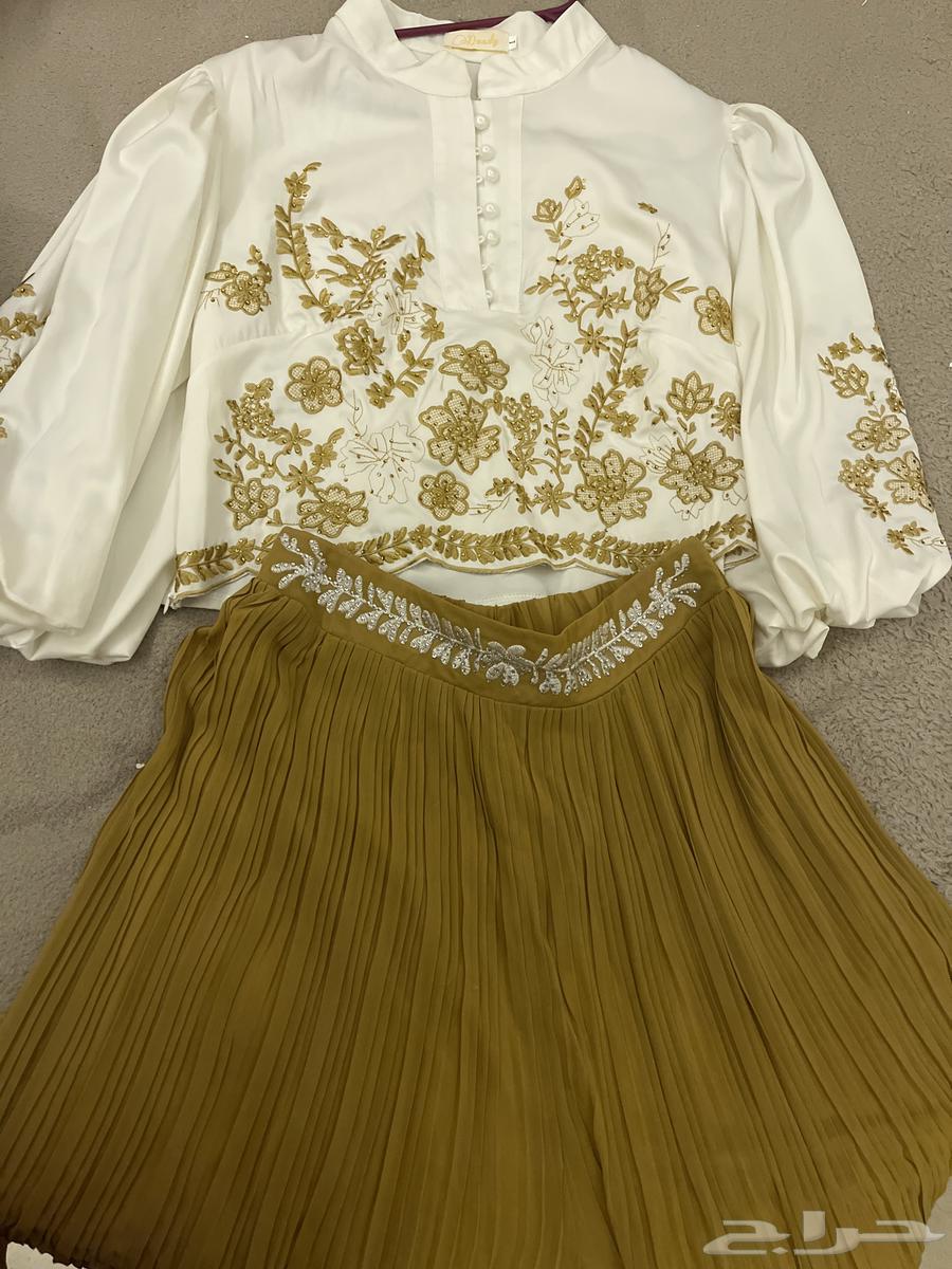 The outfit is amazing and suitable for a holiday suit.631810189523221118