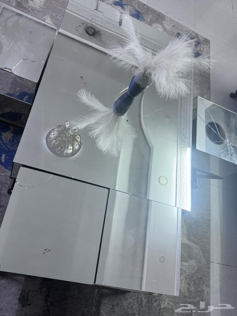 طاوله كنب مع اربع خدمه مع طاوله شاشه تلفزيون ب 70063183961608707112