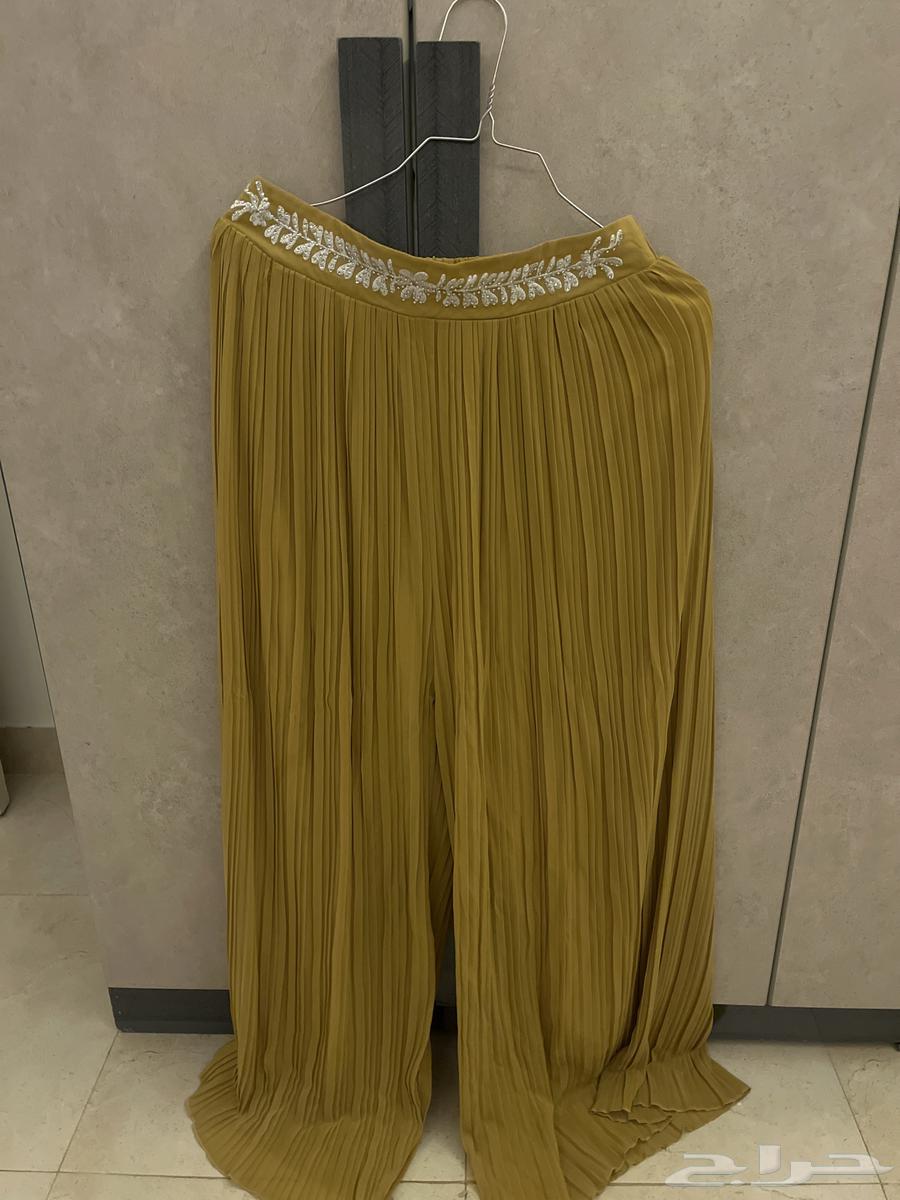 The outfit is amazing and suitable for a holiday suit.63181018952322112