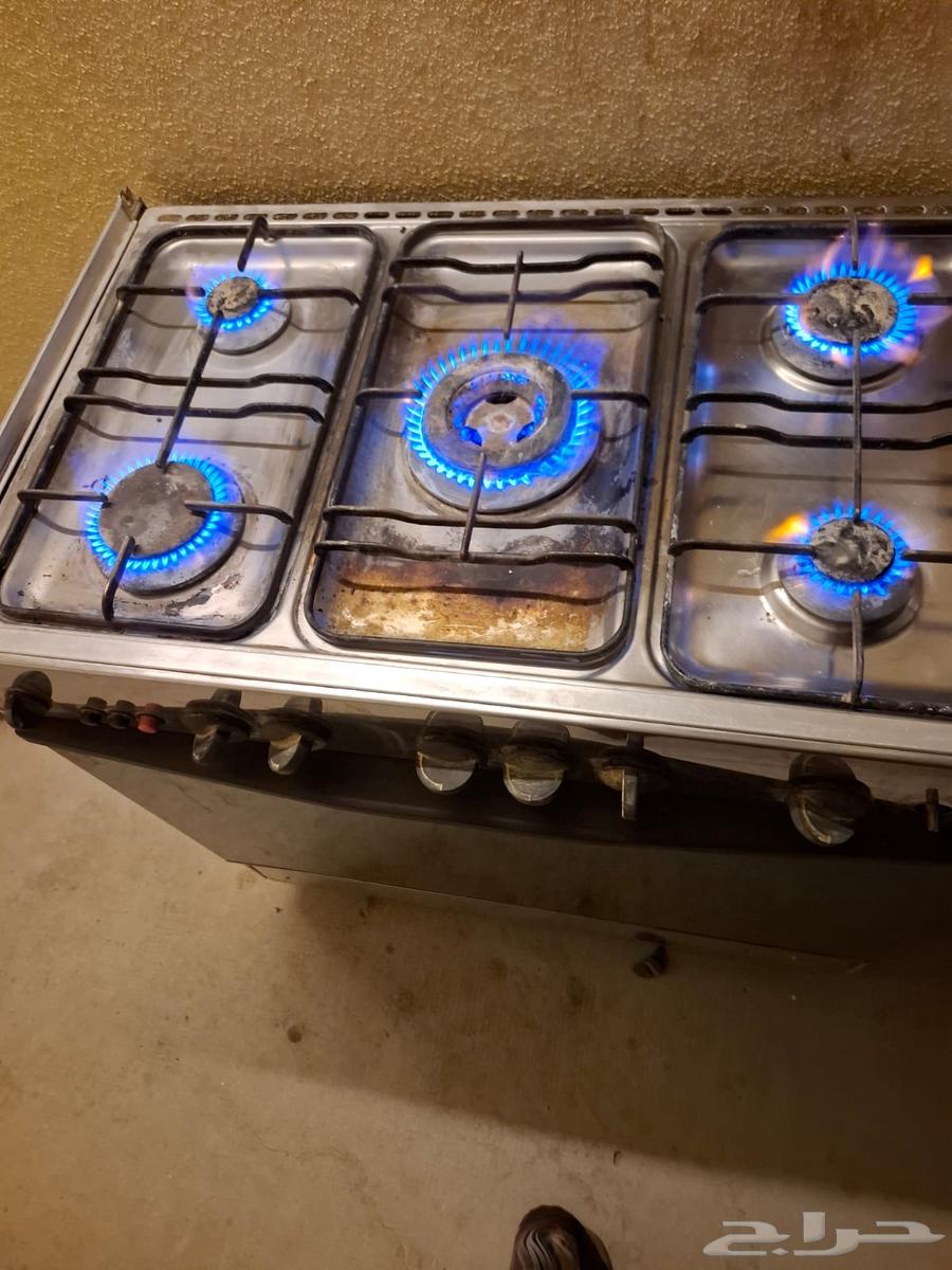For sale: a fully functional oven and a large buffet cabinet63205586936963111