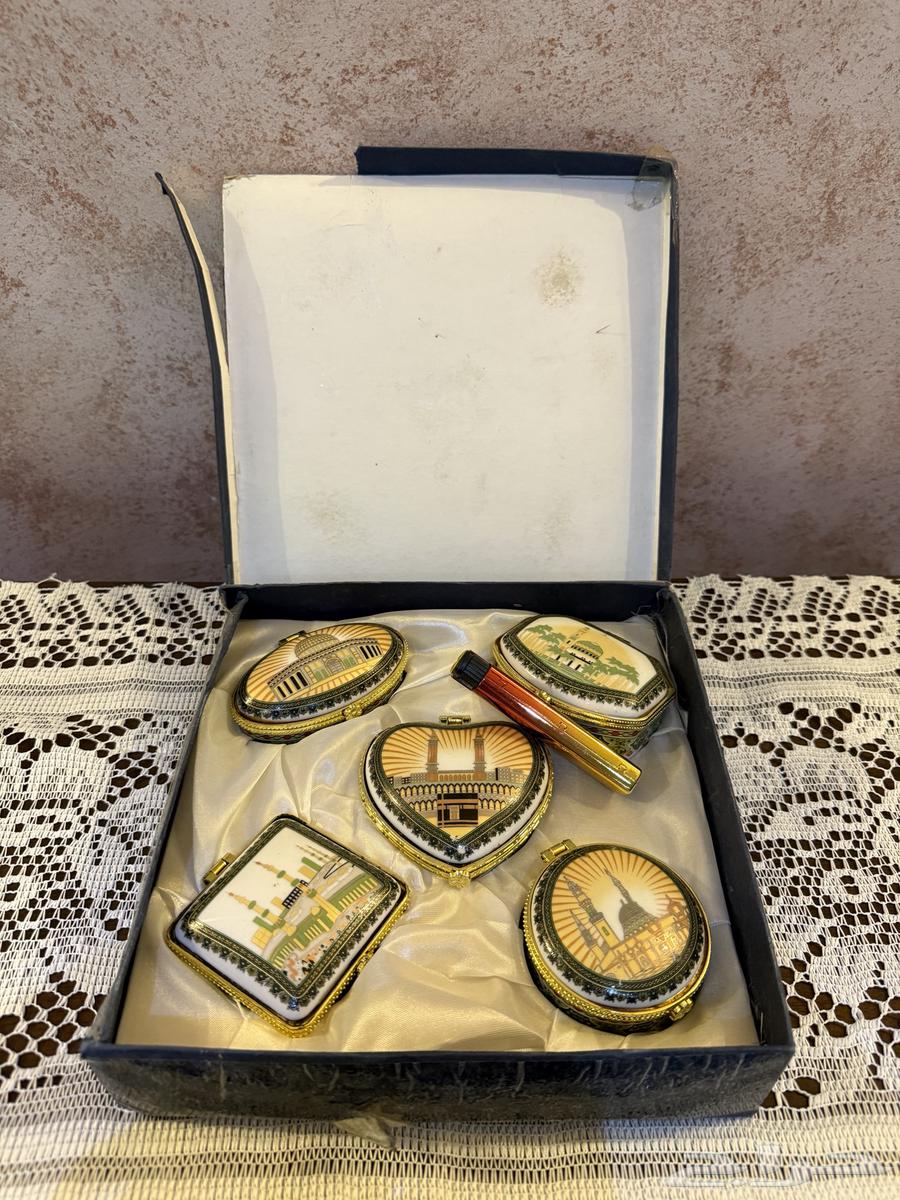 Five gilded ceramic boxes63180082909699113