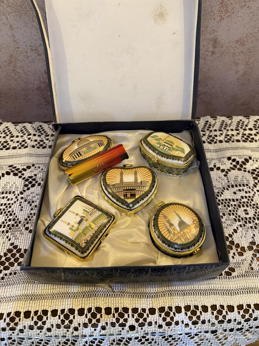 Five gilded ceramic boxes63180082909699112