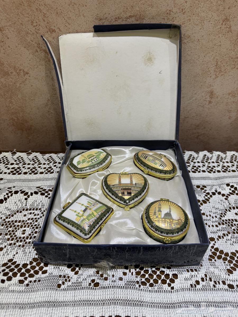 Five gilded ceramic boxes631800829096991124