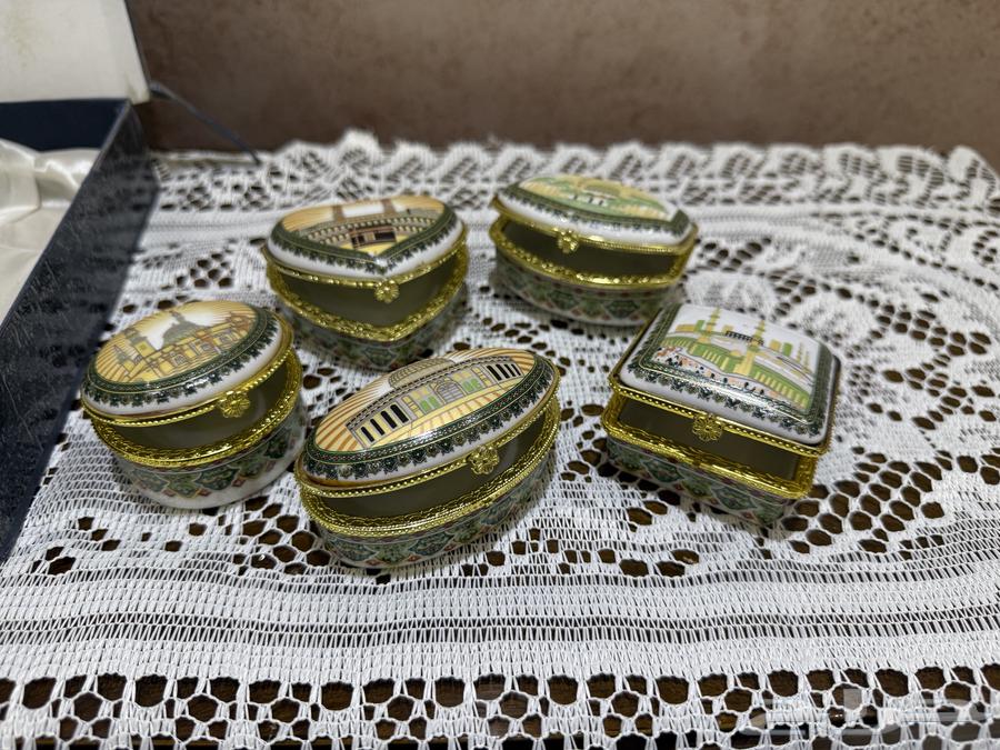 Five gilded ceramic boxes63180082909699111