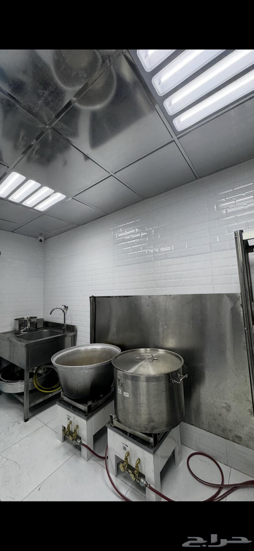 A fully equipped, complete restaurant that meets all health requirements with accommodation for workers63009270564099111