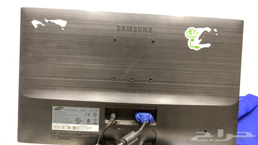 A 19-inch screen running PC, Xbox, and PlayStation 563178649190401113