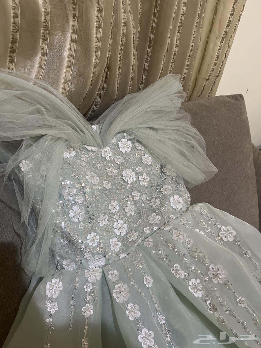 A single-use elegant and extremely cool long dress, its look is amazing and stylish.63174513467138116