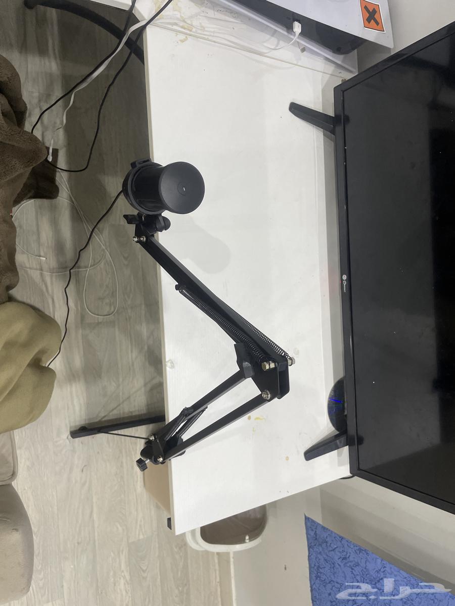 A display of a headset, a handheld microphone, a bright light, and a keyboard, but the items are used.63176370542979112