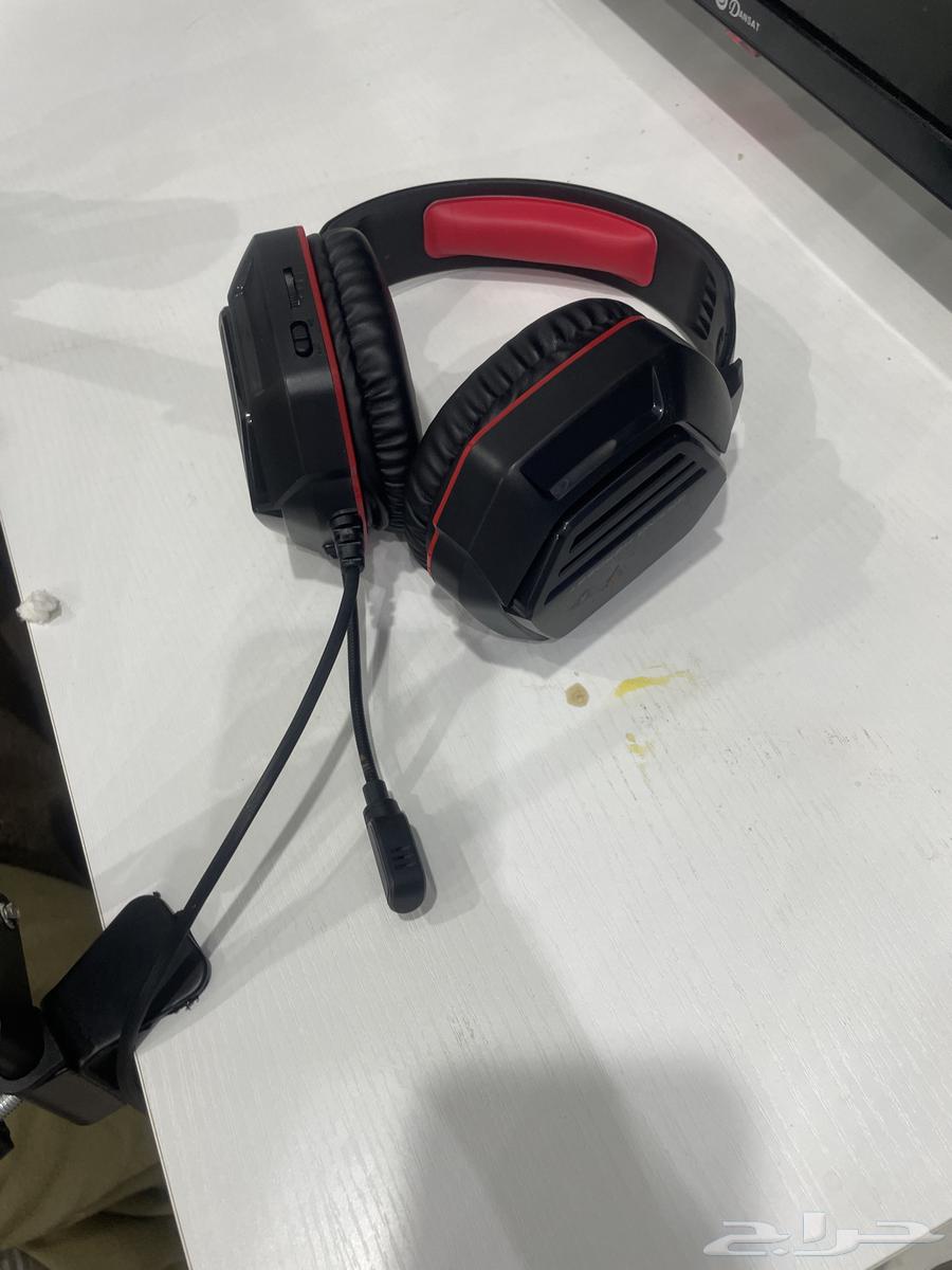 A display of a headset, a handheld microphone, a bright light, and a keyboard, but the items are used.63176370542979113