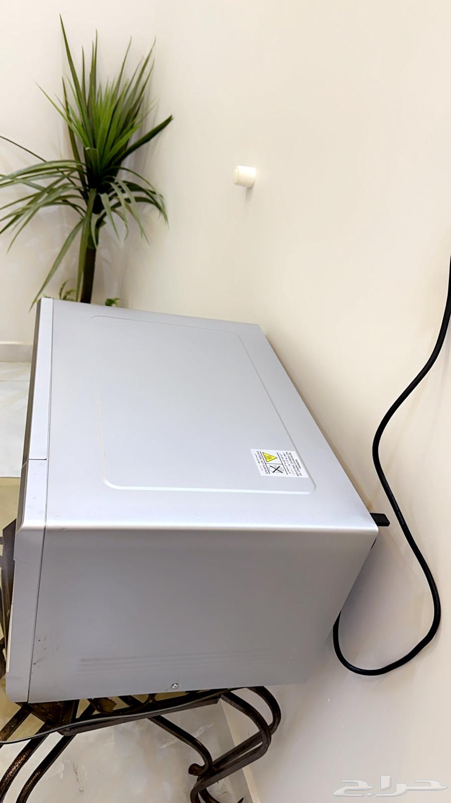 Semi-new microwave with grill, very clean63204515425922114