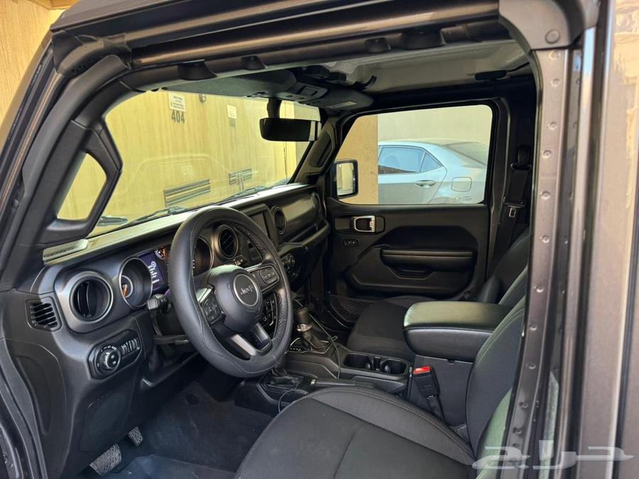 For some, the 2021 Jeep Wrangler Sport is very clean.63261858680962114