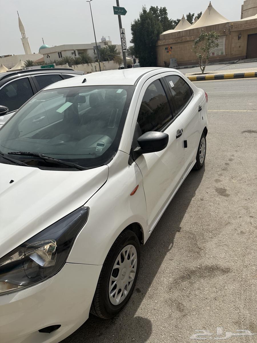 White color Ford Fiesta model 201863261298301697113