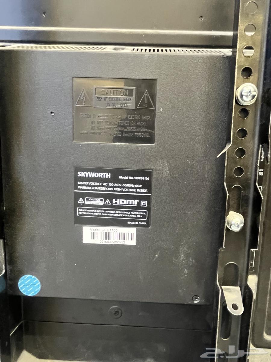 A TV screen has a crack on it, but it's not visible.63174087588355111