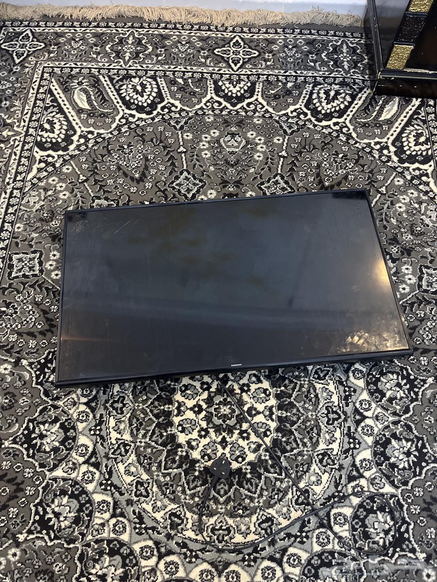 32 inches with small scratches, the TV is working and has no defects63174056531073111