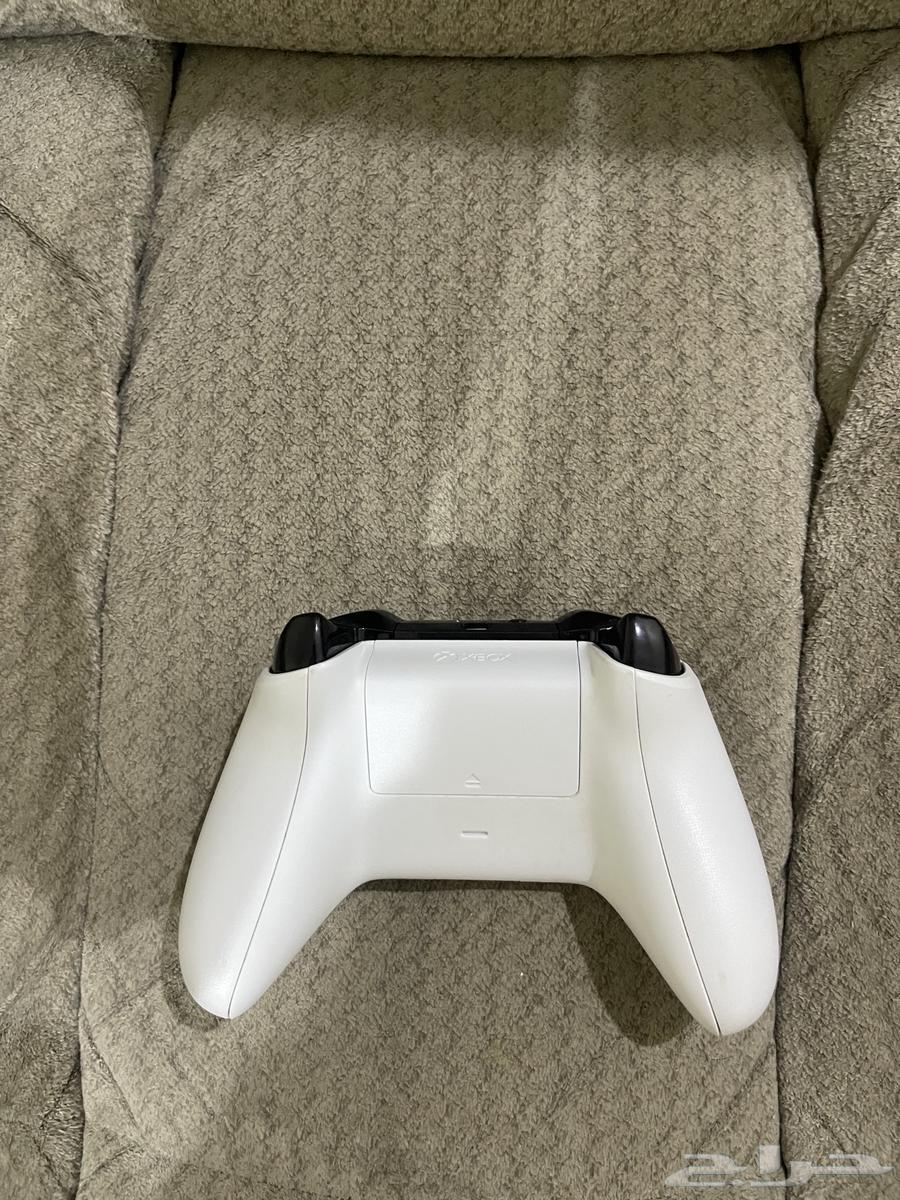 Xbox S with her hand63175039780481114