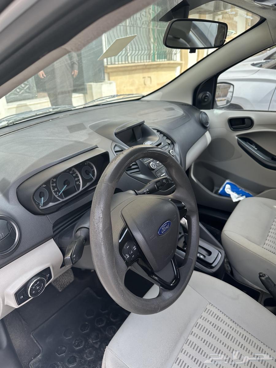 White color Ford Fiesta model 201863261298301697112