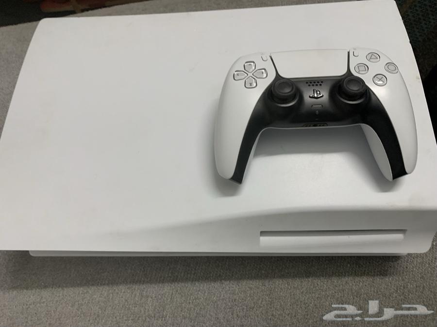 Sony 5 regular user with mouse, keyboard, and God of War 3 game disc.63173251889921111