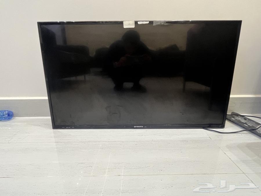 A TV screen has a crack on it, but it's not visible.63174087588355113