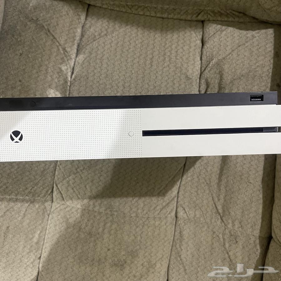 Xbox S with her hand63175039780481111