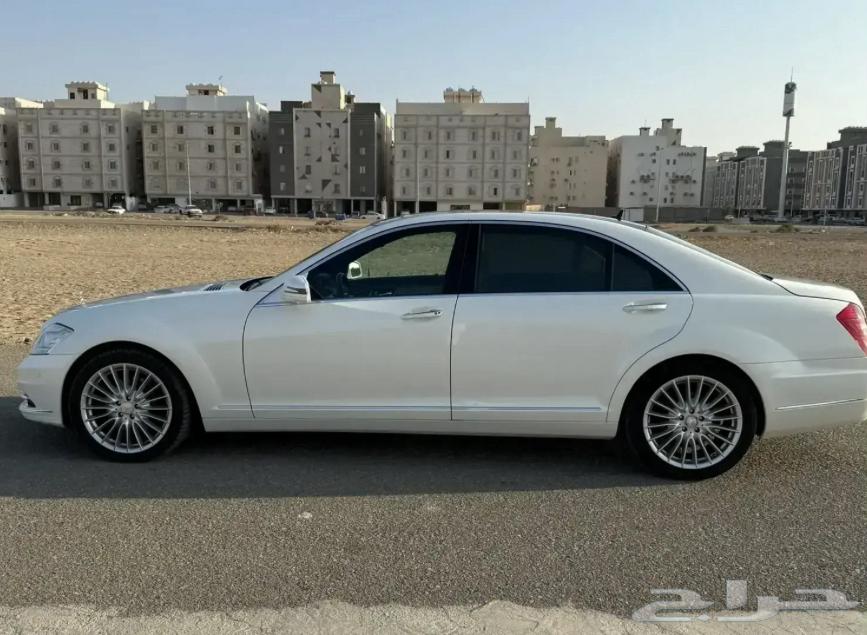 Looking for a 2012 Mercedes with Panorama, model S300 or S350, in white color632535279072021119