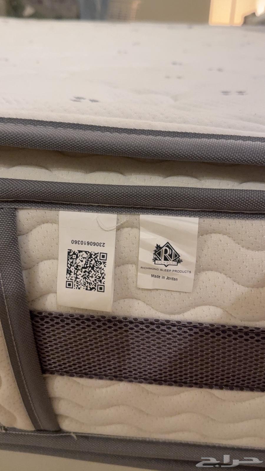 Bed with a high-quality mattress, pictures included. Features:63166362911619111