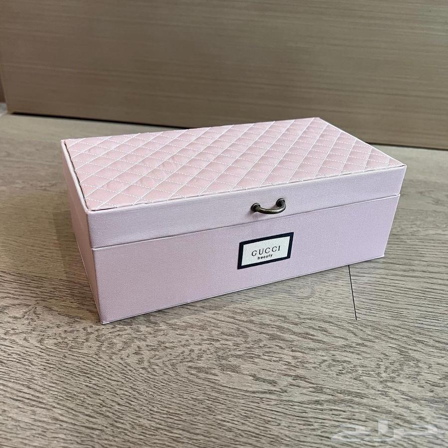 Gucci pink makeup box with pink accessories63166374869378112