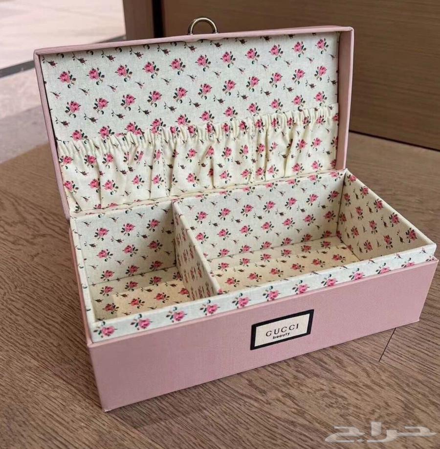 Gucci pink makeup box with pink accessories63166374869378113