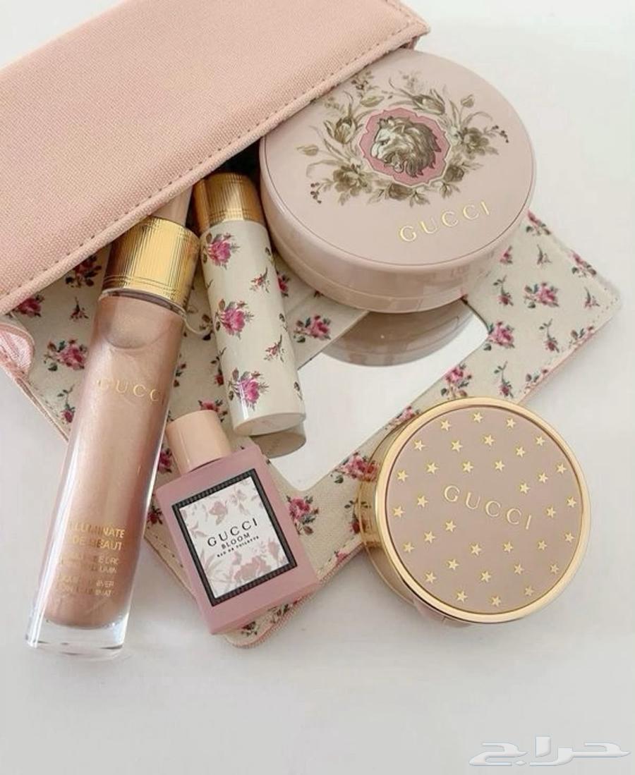 Gucci pink makeup box with pink accessories63166374869378111