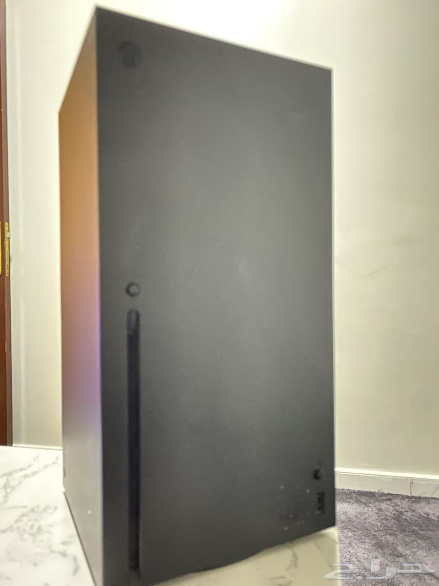Xbox Series X with a white controller63166359024002111
