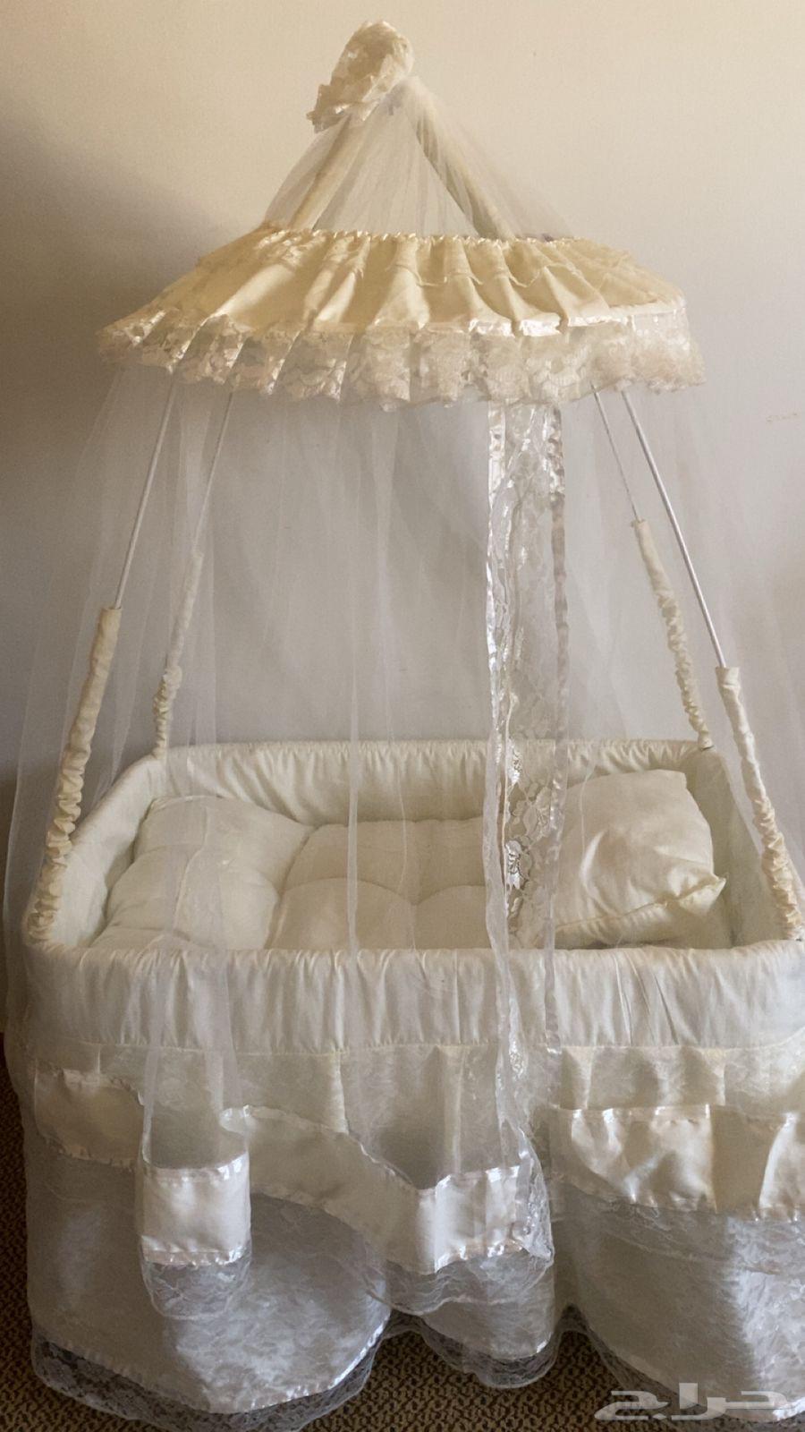 Crib for a newborn baby63167783466114112