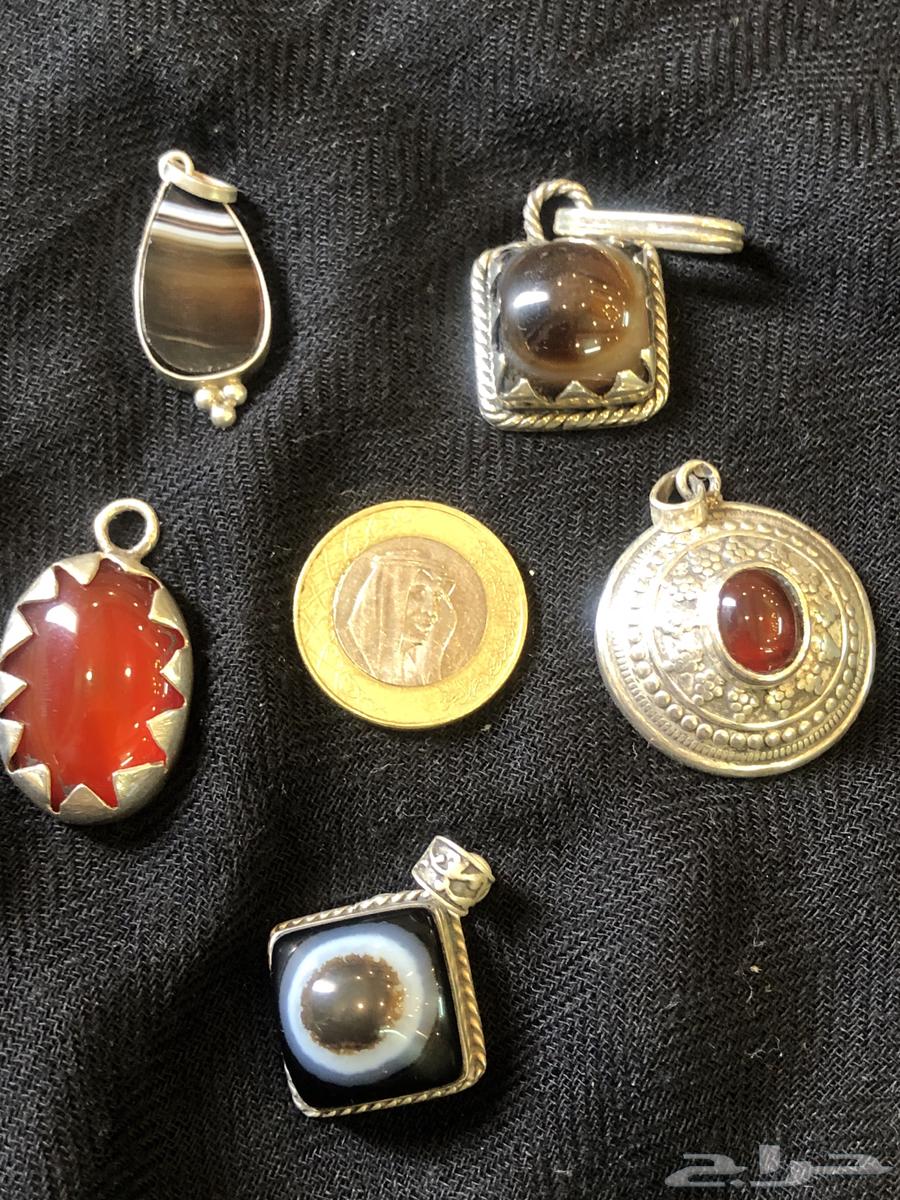 A set of silver comments with various agate stones in different colors63165433379841114