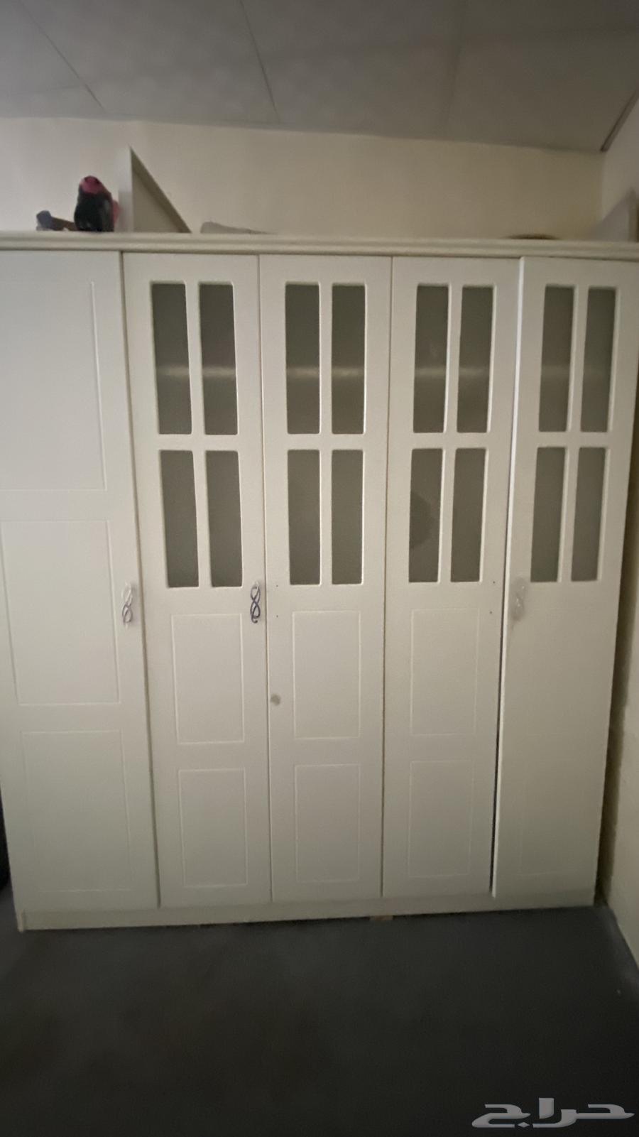 The oven doesn't work, but everything else is fine for 400, and a wardrobe for 700.63161738777857113