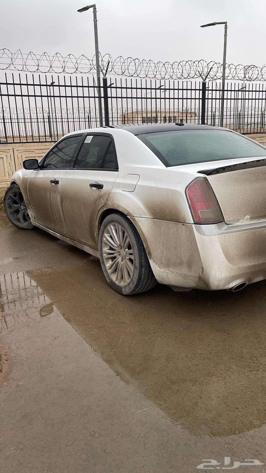 Chrysler V6 2013 for sale, transmission and engine in good condition, only tire change required.63238623796353111