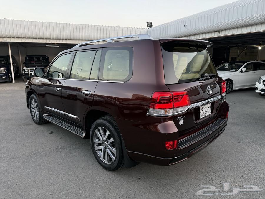 Land Cruiser VXR 2016 with only 100,000 km on the odometer, agency.63238145476355114