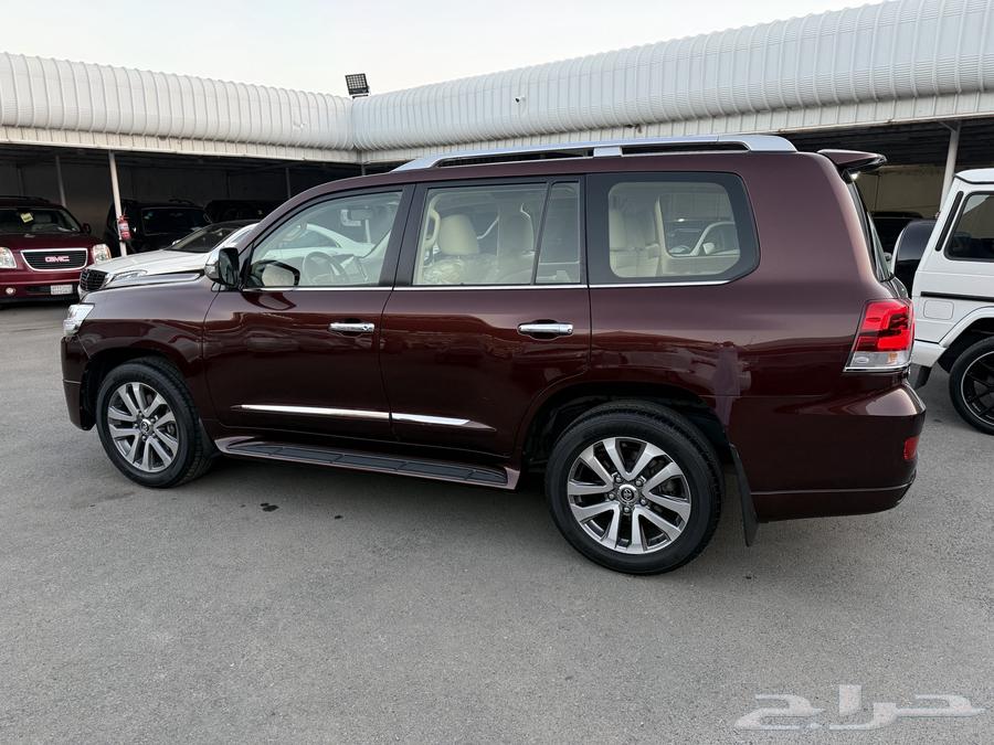 Land Cruiser VXR 2016 with only 100,000 km on the odometer, agency.63238145476355113
