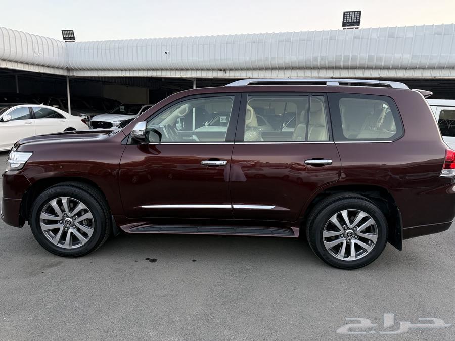 Land Cruiser VXR 2016 with only 100,000 km on the odometer, agency.63238145476355112