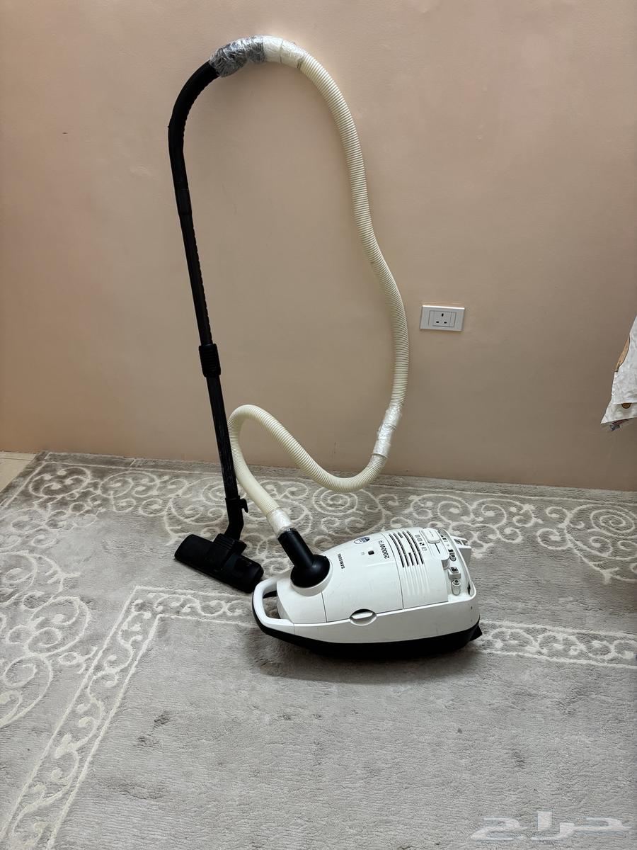 Samsung Korean electric oven and vacuum cleaner in very good condition63157207985155112
