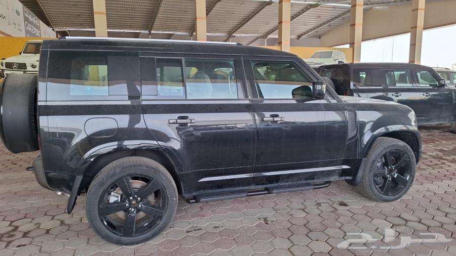 Defender Black inside the 2025 model63222355058945111