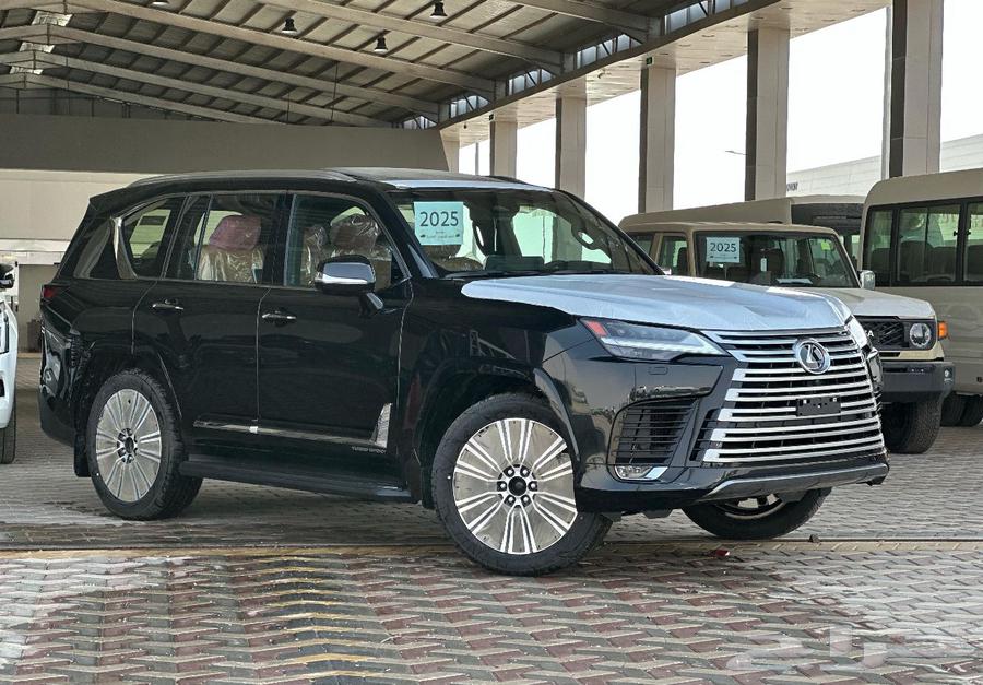 جيب لكزس LX600 فئة BB موديل 2025 الالوان ابيض و اسود63224378382851111