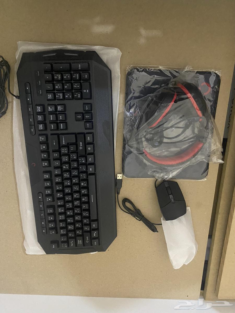 Keyboard and headphones63149799495939111