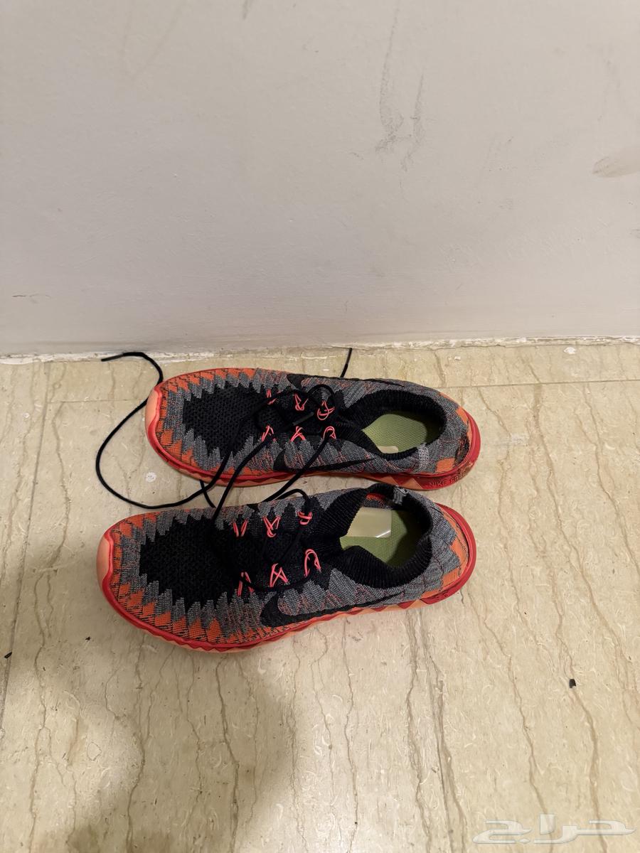 Nike indoor sports shoe, European size 30, which means 41 cm63147911232897112