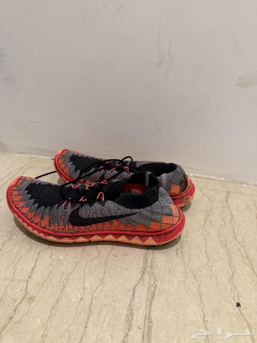 Nike indoor sports shoe, European size 30, which means 41 cm63147911232897111
