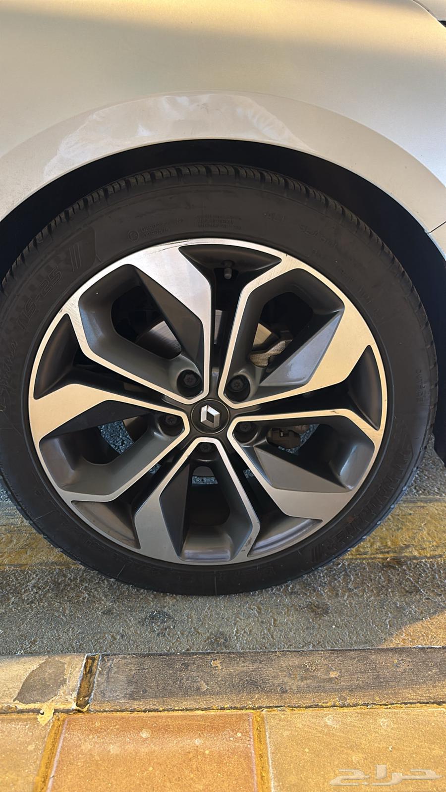 Renault mechanic fell.63218332557442113