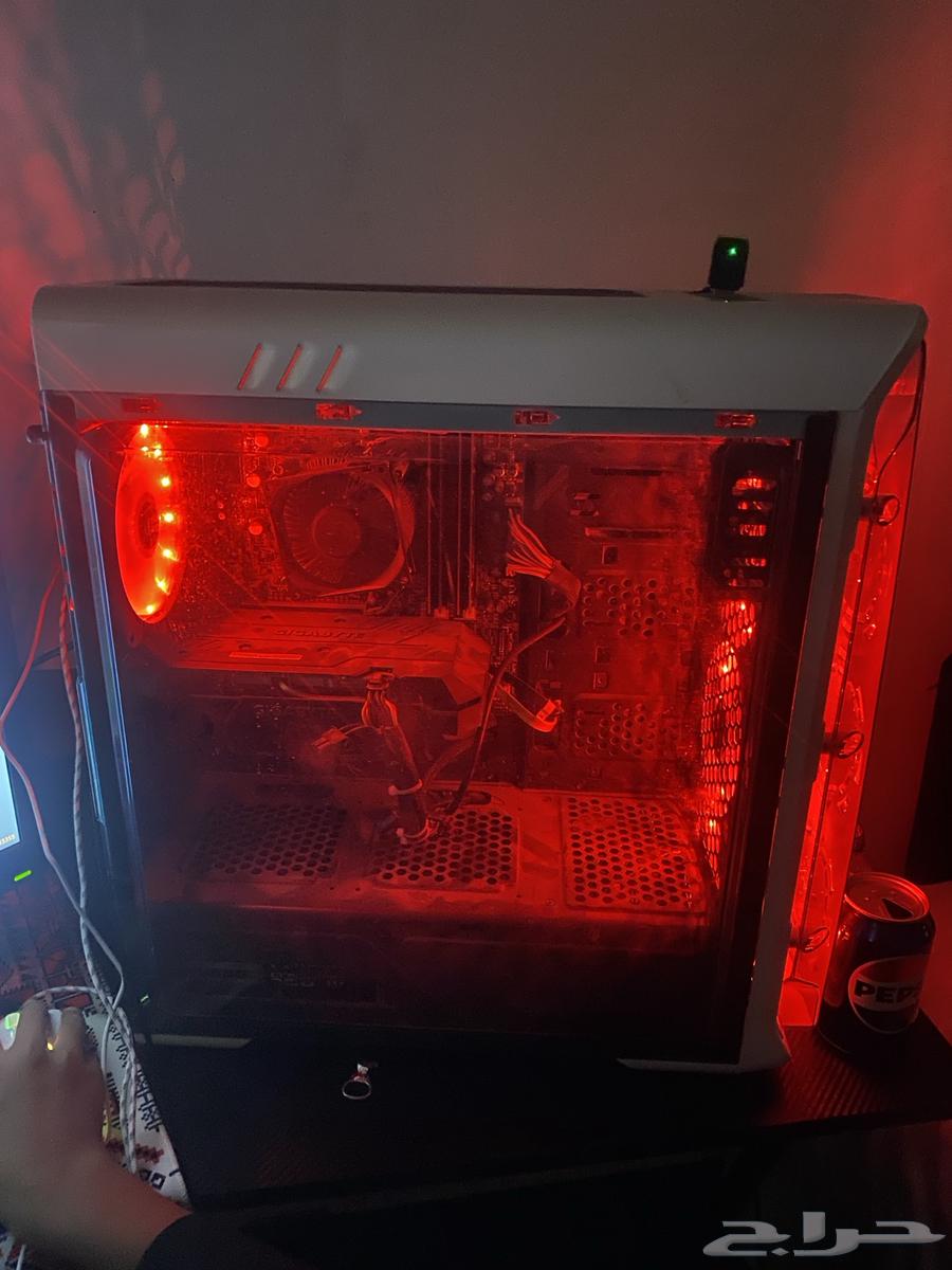The PC specifications are shown in the pictures; it comes with a mouse and keyboard.63498111729281112