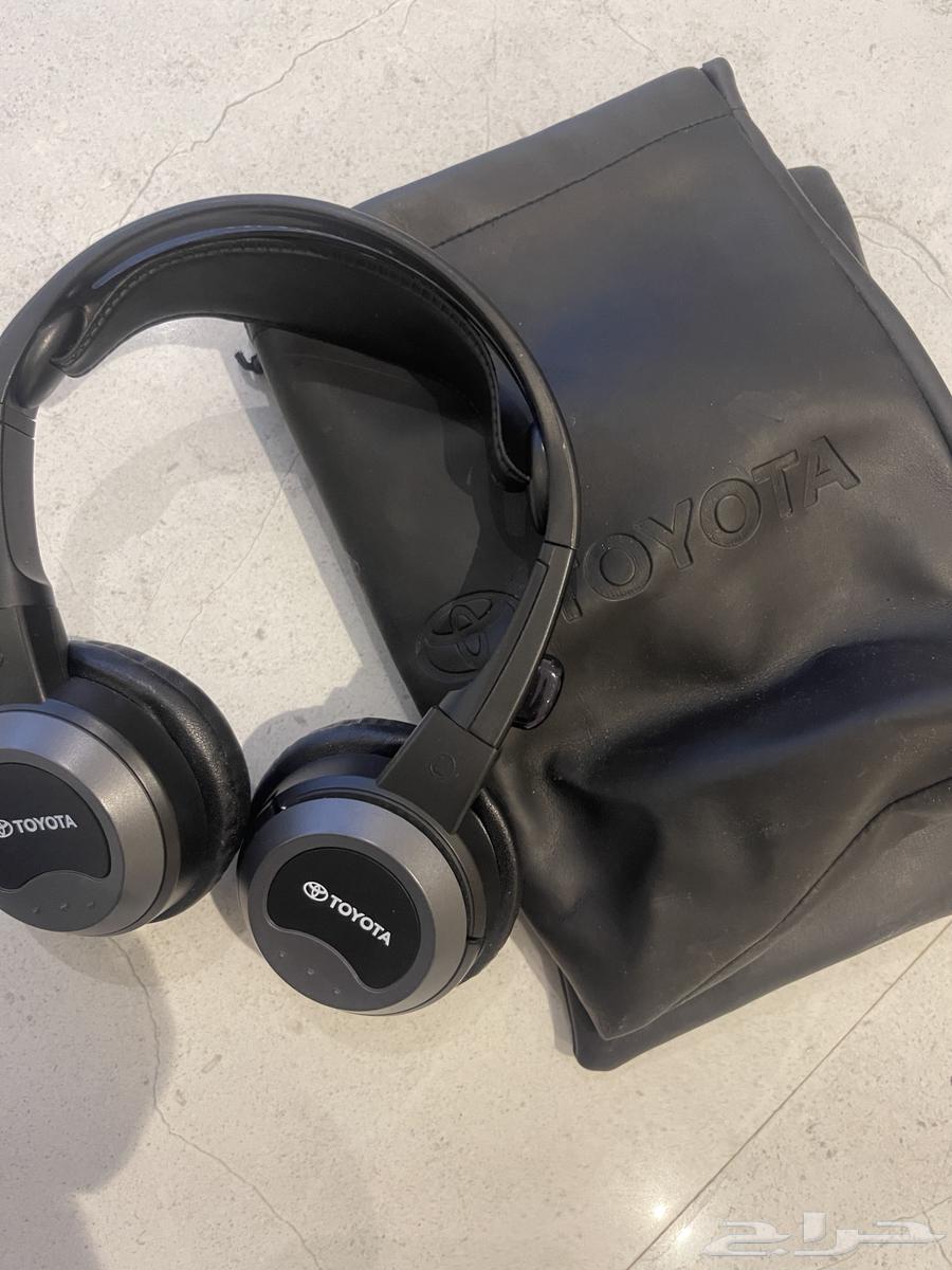 Recorder and headphones connected to the car's pocket in Toyota63206898055553111